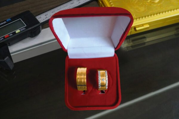 Par de alianças 9MM Modelo Reta Friso em cada lateral segunda aliança c/ bordas cravejadas de pedra zircônia meia aliança Ouro 18K
