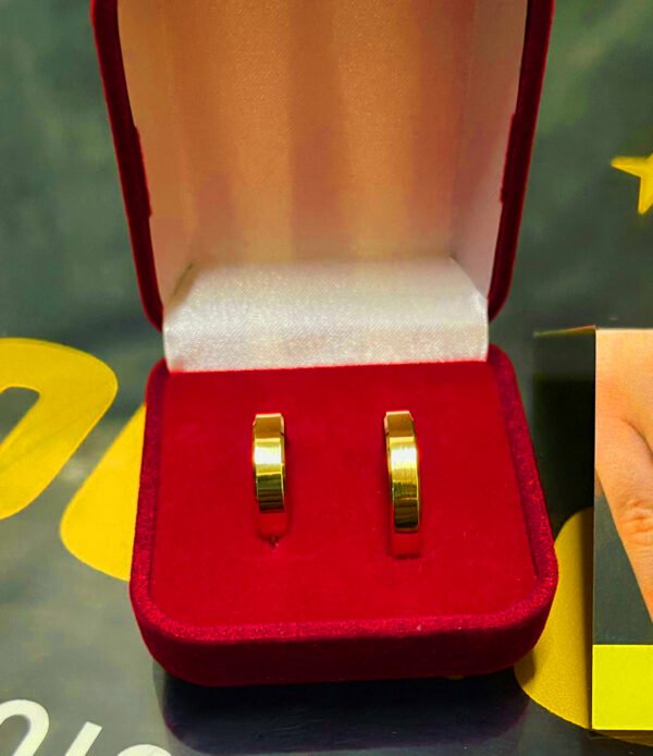 Par de alianças 4MM Reta c/ Bordas Quinadas Ouro 18K