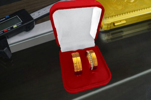 Par de alianças 8MM Modelo Reta Frisos Cruzados e frisos em cada lateral segunda aliança cravejada pedras meia aliança Ouro 18K