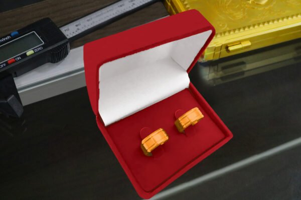 Par de alianças 8MM Modelo Reta Friso em cada lateral c/ bordas quinadas Ouro 18K