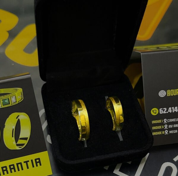 Par de alianças 4MM Reta c/ Bordas Diamantadas Ouro 18K