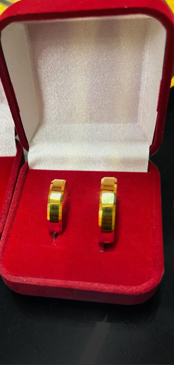 Par de alianças 5MM Modelo Reta c/ Bordas Quinadas Ouro 18K - Image 2