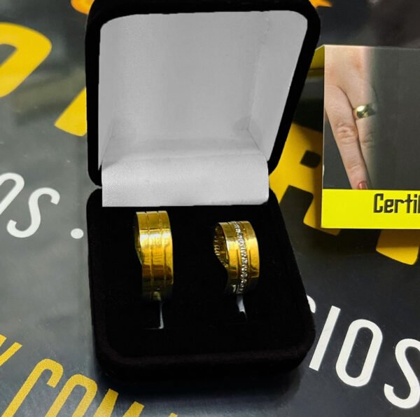 Par de alianças 8MM Modelo Reta friso em cada lateral com aliança 2 cravejada de pedras Meia aliança Ouro 18K