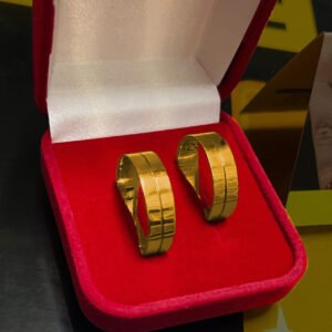 Par de alianças 6MM Modelo Reta Diamantada Friso central Ouro 18K
