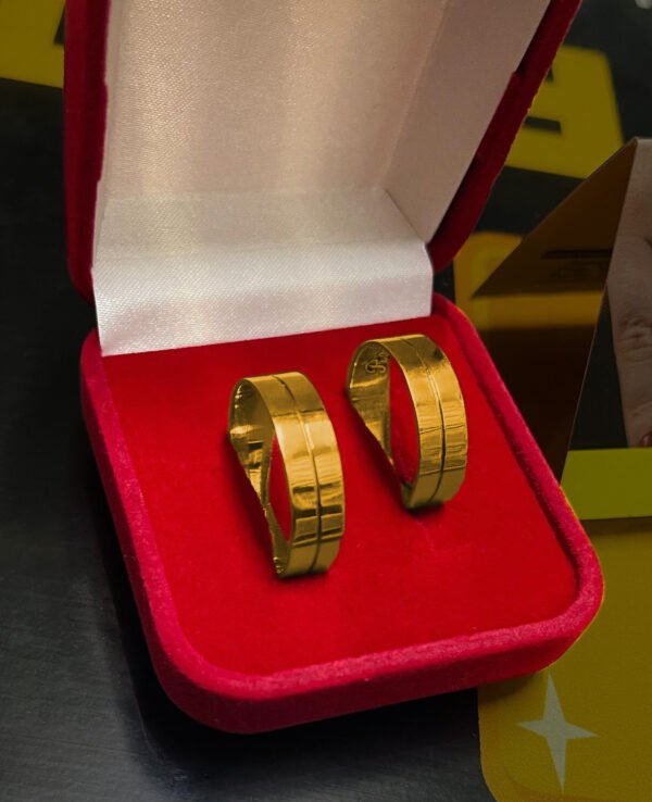 Par de alianças 6MM Modelo Reta Diamantada Friso central Ouro 18K