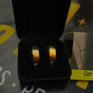 Par de alianças 6MM Modelo Reta c/ Friso  lateral com pedra cravada na segunda aliança Ouro 18K