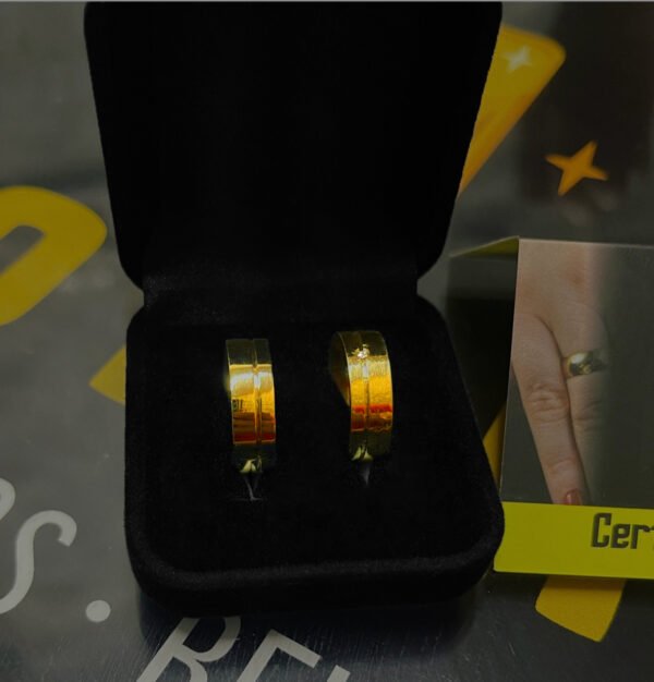 Par de alianças 6MM Modelo Reta c/ Friso  lateral com pedra cravada na segunda aliança Ouro 18K