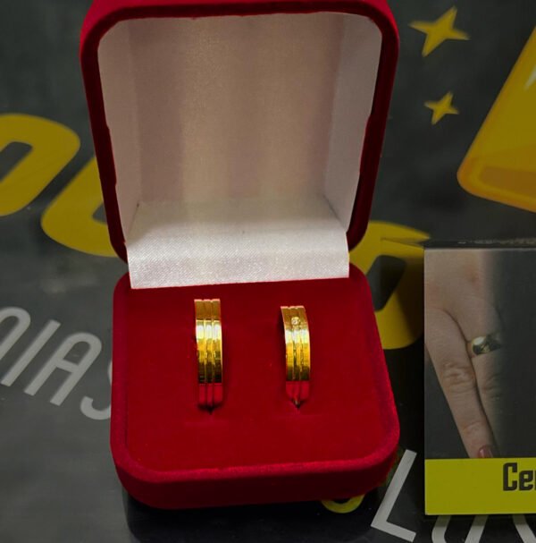 Par de alianças 5MM Modelo Reta c/ Friso Central e Pedra cravada na segunda aliança Ouro 18K