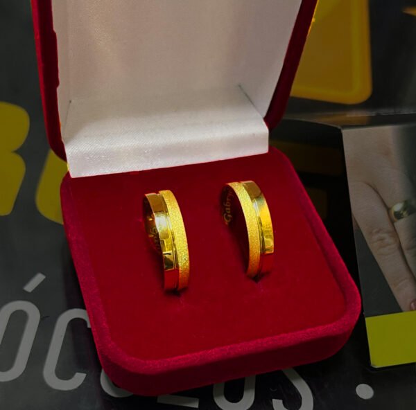 Par de alianças 5MM Modelo Reta lisa Meia Diamantada Ouro 18K