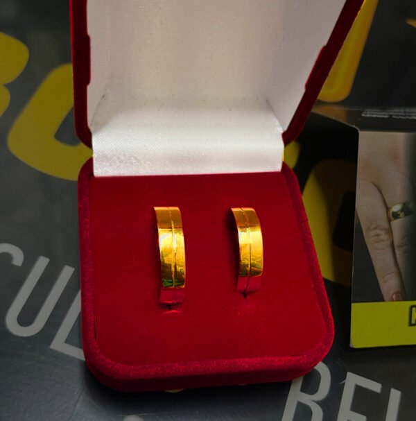 Par de alianças 5MM Modelo Reta c/ Friso lateral Ouro 18K - Image 3