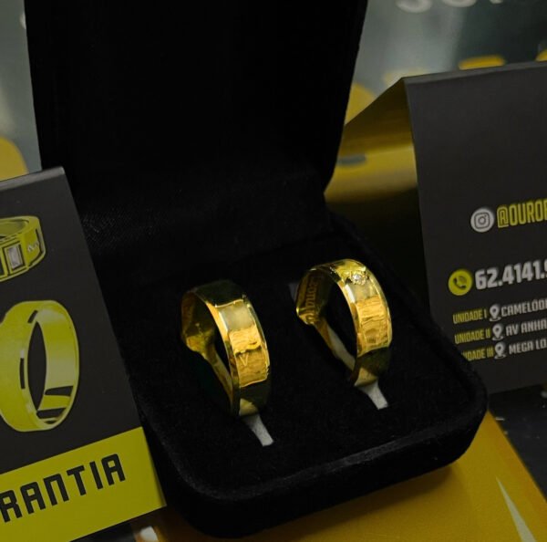 Par de alianças 6MM Modelo Reta c/ Bordas Quinadas e pedra cravada na segunda aliança Ouro 18K