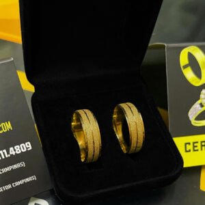 Par de alianças 6MM Modelo Reta Diamantada Friso central e bordas lisas Ouro 18K