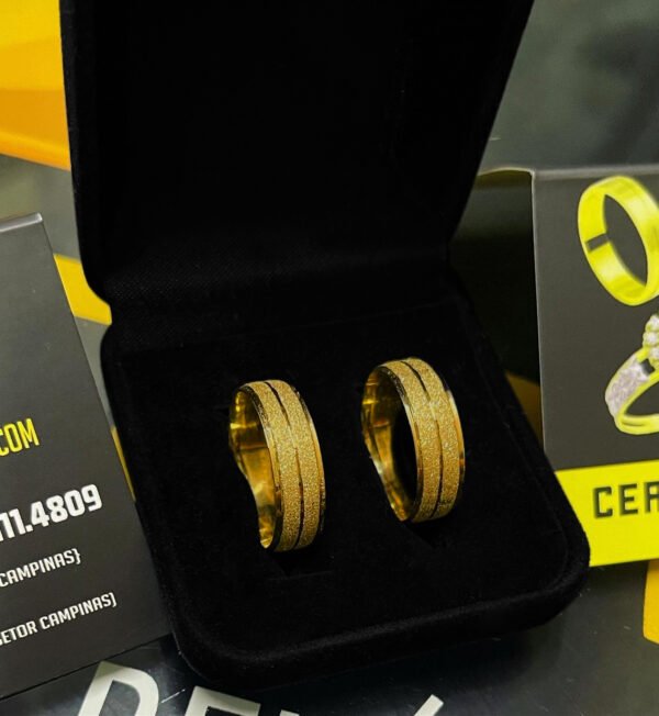 Par de alianças 6MM Modelo Reta Diamantada Friso central e bordas lisas Ouro 18K