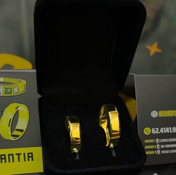 Par de alianças 5MM Modelo Reta c/ Bordas Quinadas Ouro 18K