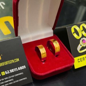 Par de alianças 6MM Modelo Reta c/ Friso em cada lateral Ouro 18K