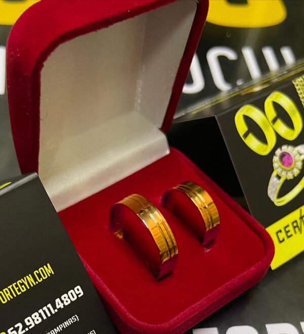 Par de alianças 6MM Modelo Reta c/ 2 Frisos lateral Ouro 18K