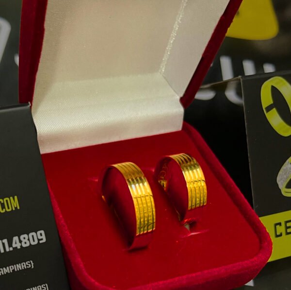 Par de alianças 5MM Modelo Reta Inteiramente Frisada Ouro 18K