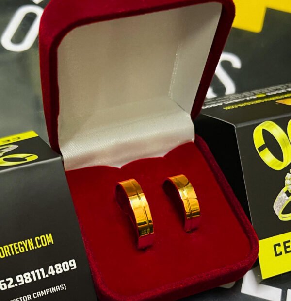 Par de alianças 5MM Modelo Reta c/ Friso lateral Ouro 18K
