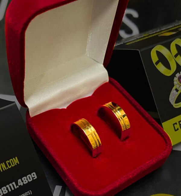 Par de alianças 5MM Modelo Reta c/ 2 Frisos lateral Ouro 18K