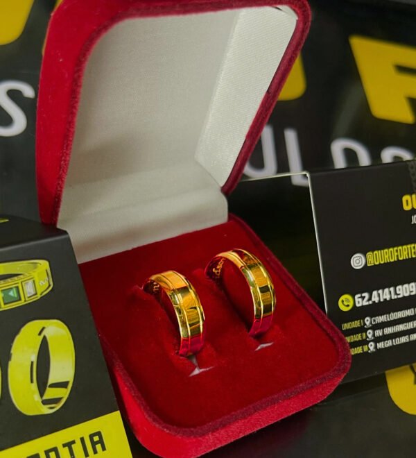 Par de alianças 6MM Modelo Abaulada c/ friso em cada lateral Ouro 18K