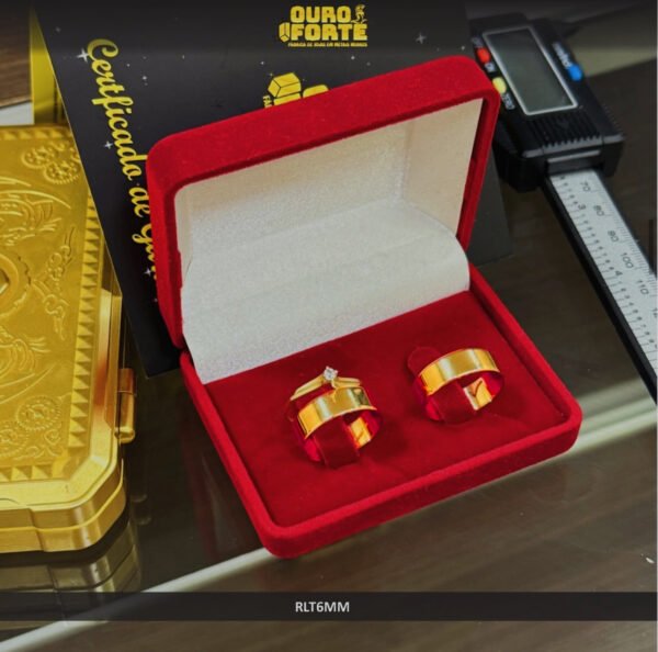 Par de alianças 6MM Modelo Reta c/ Bordas Quinadas Ouro 18K