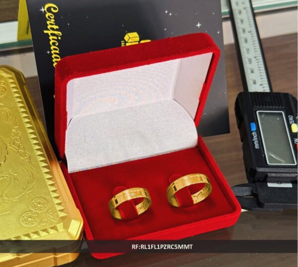 Par de alianças 5MM Modelo Reta c/ Friso lateral e Pedra cravada na segunda aliança Ouro 18K