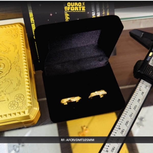 Par de alianças 5MM Modelo Abaulada com a Segunda Aliança Cravejada Ouro 18K