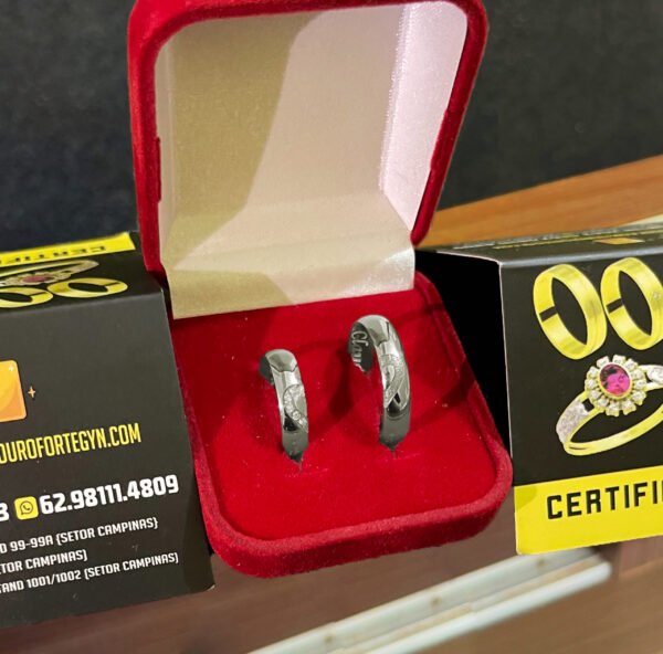 Par de alianças 5MM Modelo Abaulada cravação em coração c/diamantes Ouro 18K Branco