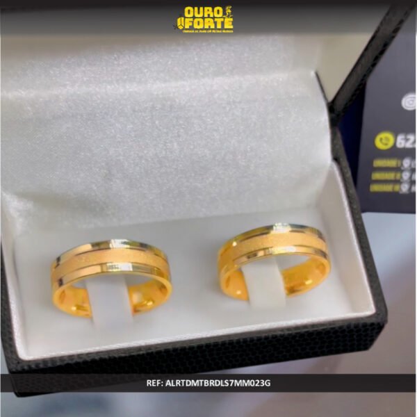 Par de alianças 7MM Modelo Reta Diamantado central Ouro 18K