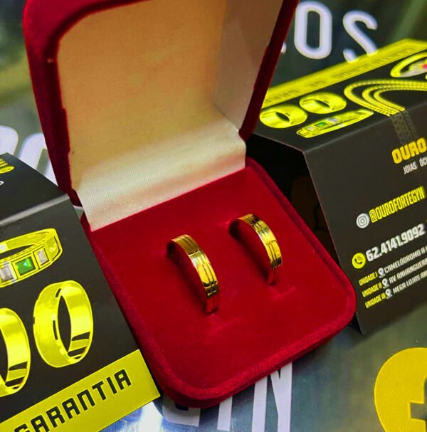 Par de alianças 4MM Reta c/ 2 Frisos lateral Ouro 18K
