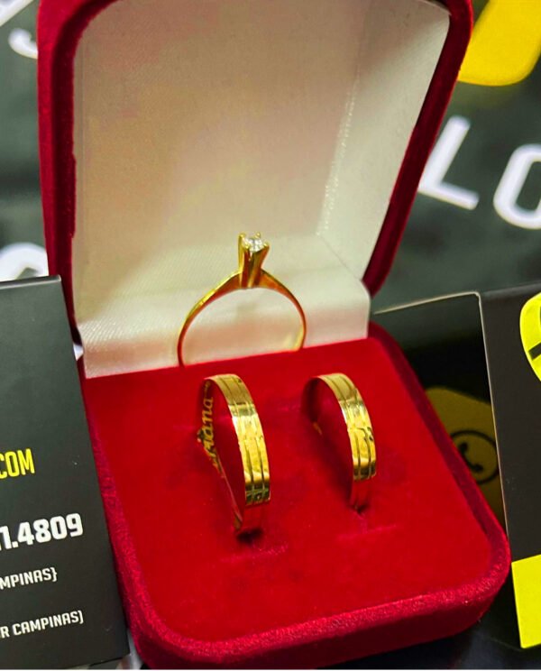 Par de alianças 4MM Reta c/ Friso em Cada lateral Ouro 18K