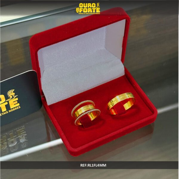 Par de alianças 4MM Reta c/ Friso Central Ouro 18K