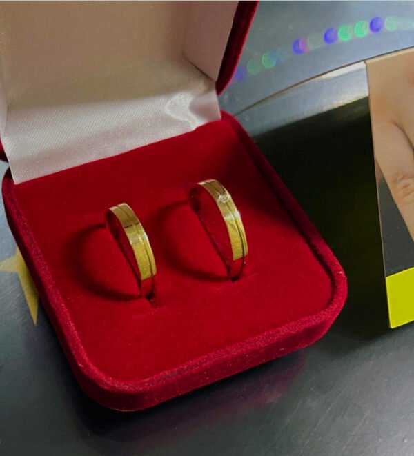 Par de alianças 3MM Reta c/ Friso Diagonal Ouro 18K - Image 2